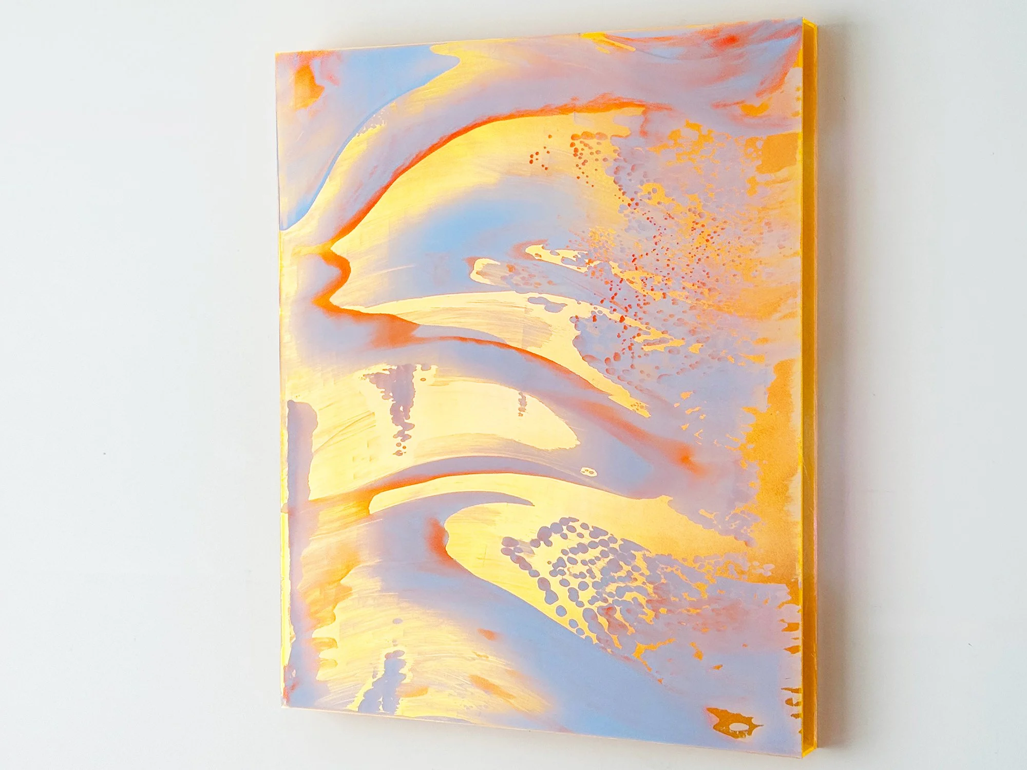 Contemporary abstract painting with reflective gold surface and flowing colour transitions, inspired by desert light, Lisette Schumacher
