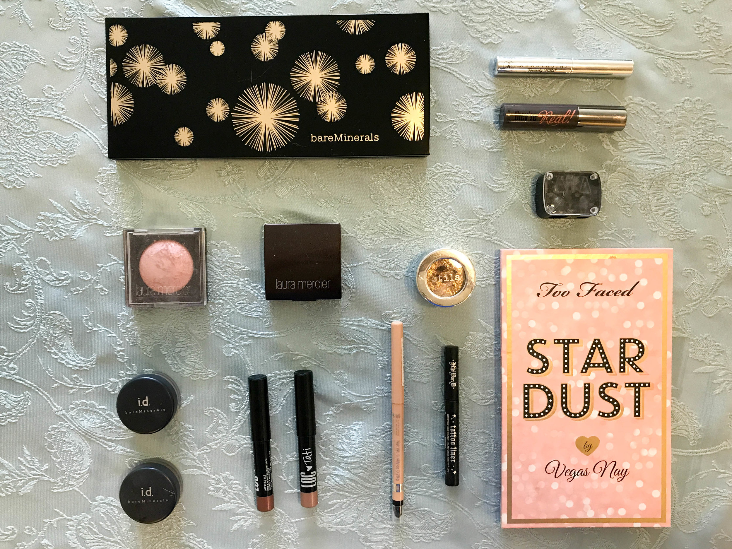 Eyes: 2 eyeshadow palets, 2 eyeliners, 7 eyeshadows, 1 pencil shapener, 1 mascara, 1 eyebrow gel