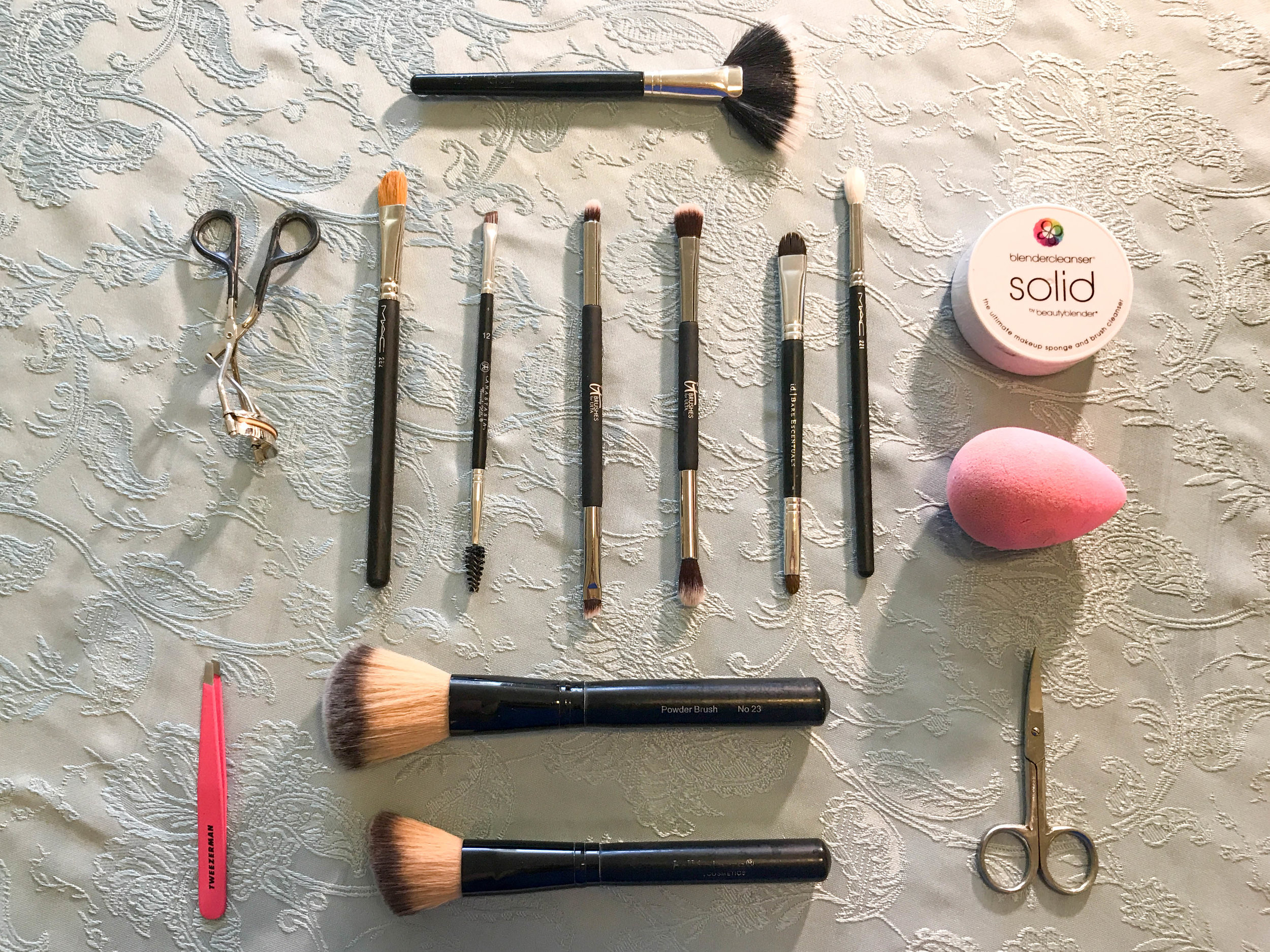 Tools: eyelash curler, tweezers, nail sciors, beauty blender and soup, 3 face brushes, 5 eye brushes