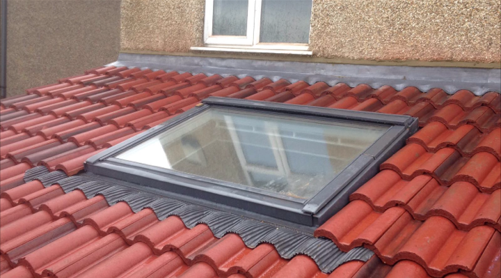 Interlocking tile roof with Velux window - Welling