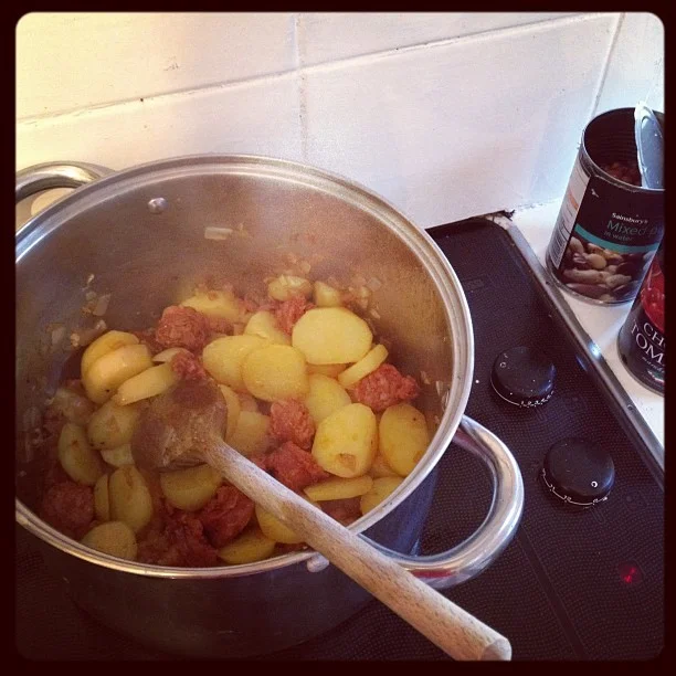 Tonight I’m making a #272 classic dish… Spanish Stew! Mmm! Wish you were here girls! @sophieolearysmith @mellyt26 @tunnelout #iwillnotburnit (Taken with Instagram )