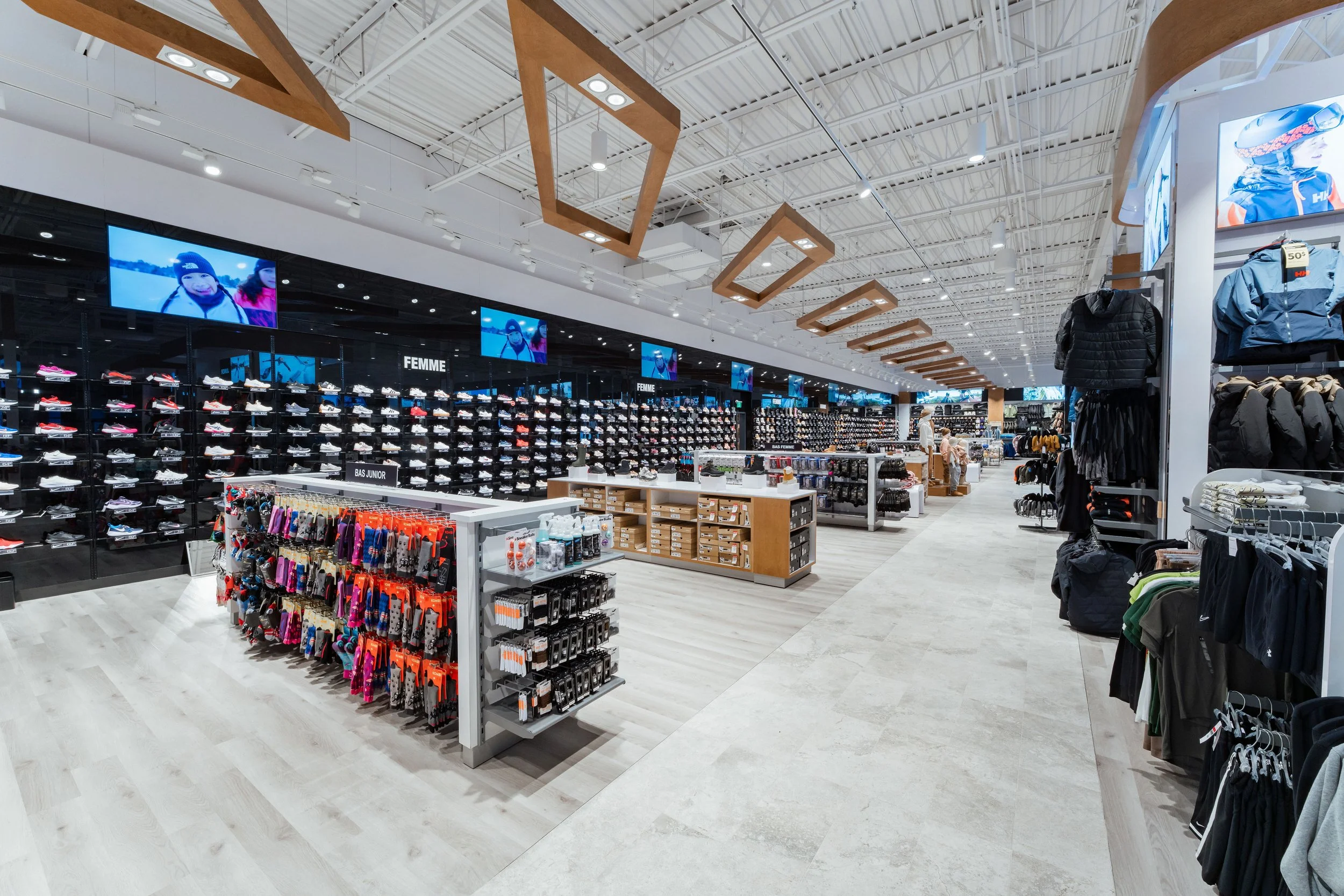 3 2025-12-16SportsExperts_TremblantMagasin_Highresolution_19 copy.jpg