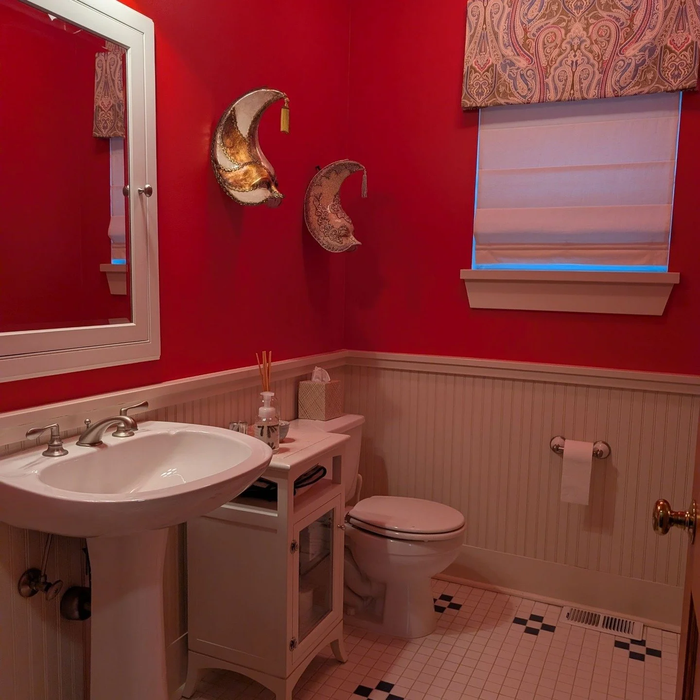 Before➡ After✨
This small powder bathroom got a big upgrade! We removed the wainscoting, repaired the drywall, installed new base trim, and repainted the walls, ceiling, and trim for a clean, modern finish.
Small space. Huge transformation.
🎨Work by