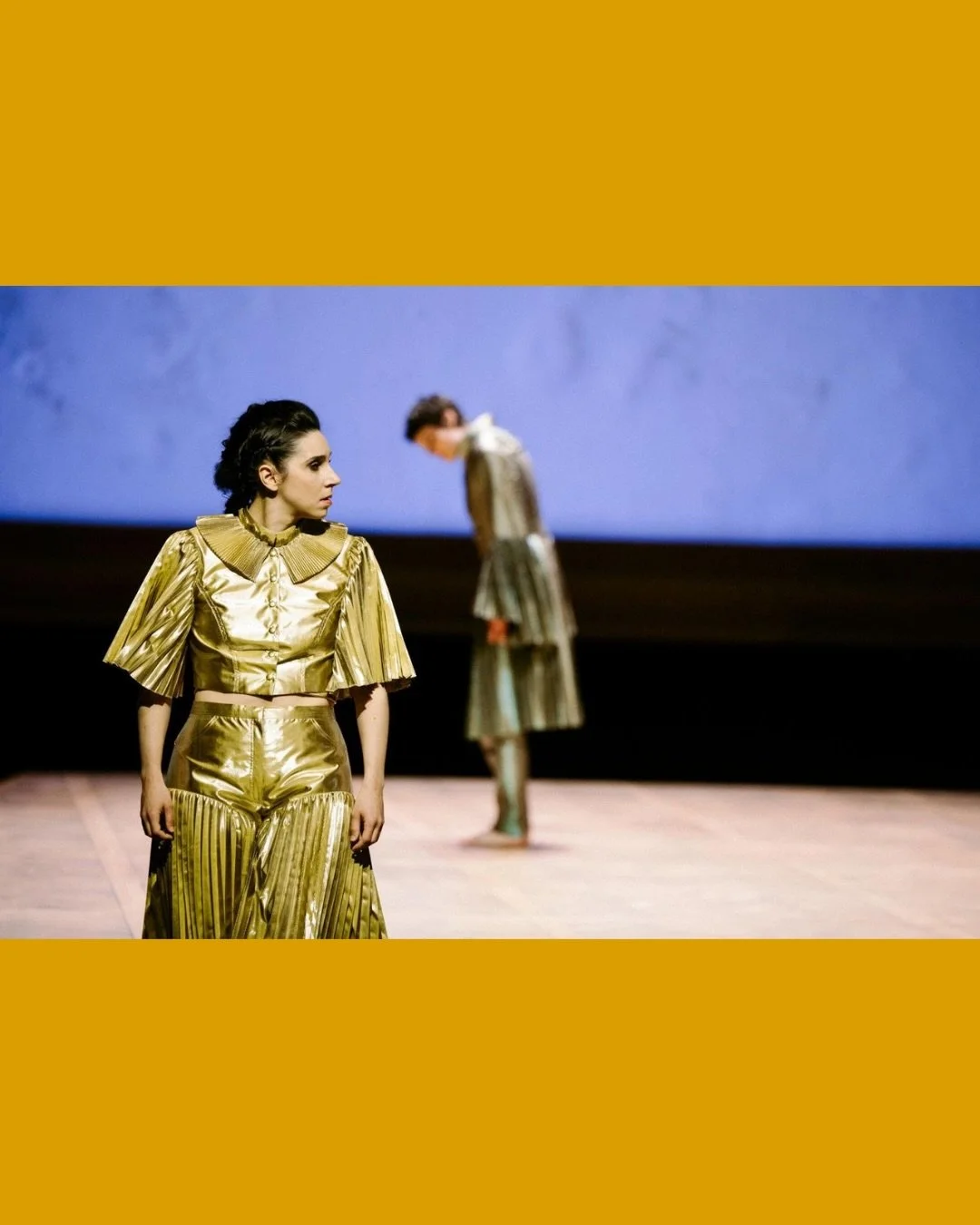 Stepping into the golden world of La Clemenza di Tito 💫 
&bull;
Here&rsquo;s a glimpse of our production at the @wienerstaatsoper. Swipe to see the magic from the stage! ➡️
&bull;
If you can&rsquo;t make it to Vienna, don&rsquo;t worry: you can join