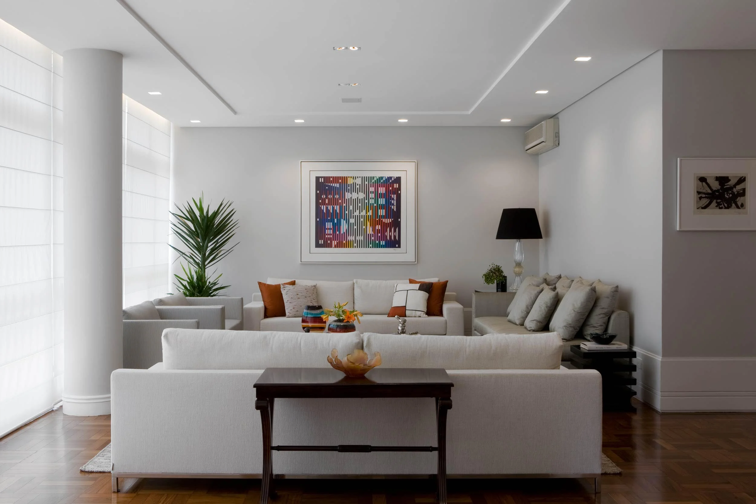 Apartamento antigo dos anos 60, na região central de São Paulo, ganhou reforma completa para abrigar os jovens moradores.