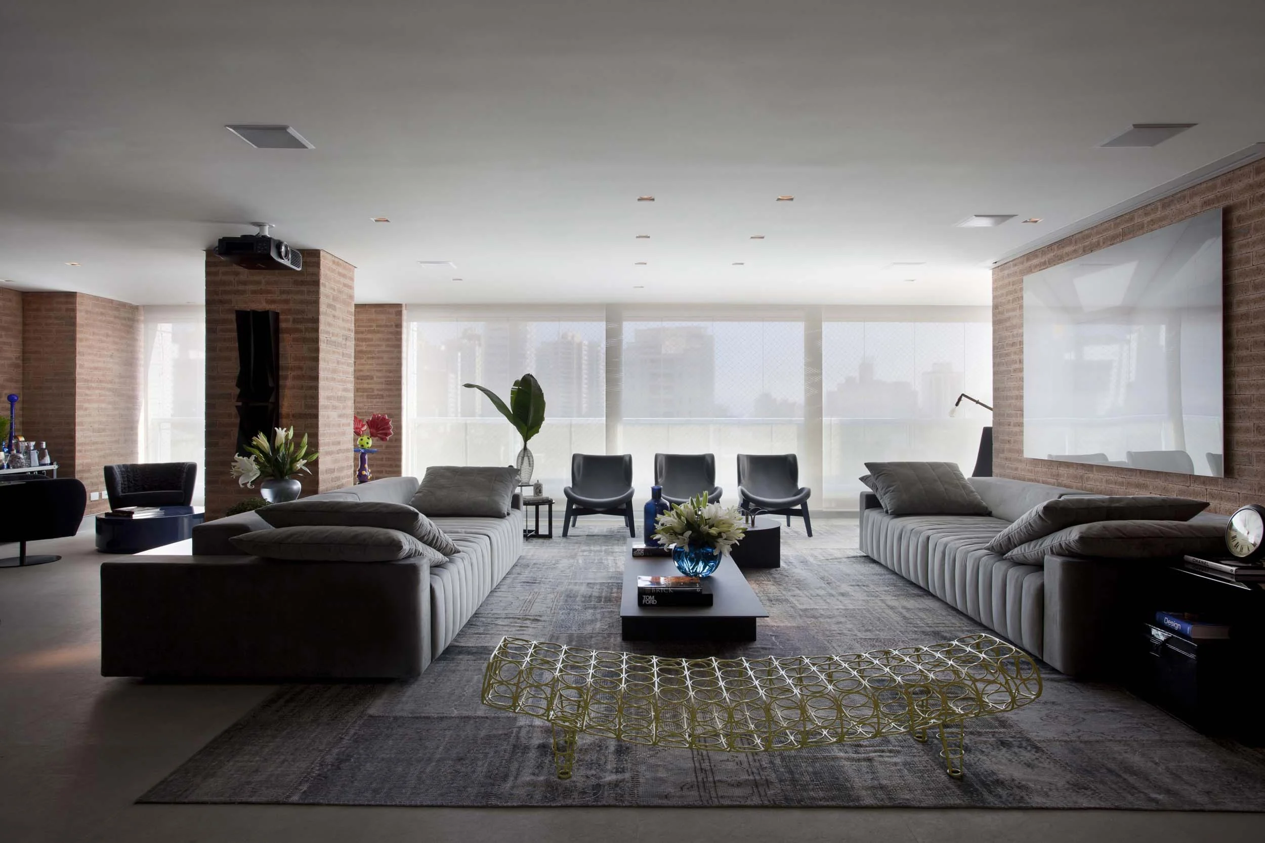   Com 270 m², o projeto desenvolvido para essa família toma como referência os famosos lofts industriais de NY. 