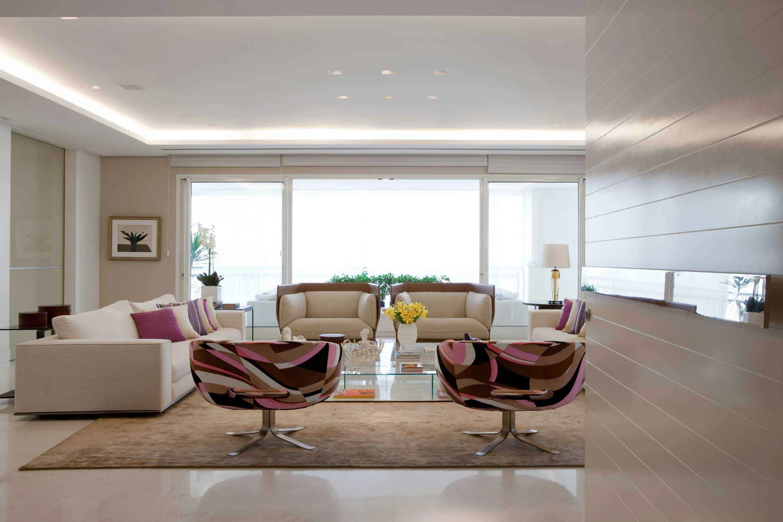 Cercado por edifícios, este apartamento de 500 m² tem como destaque o aproveitamento dos ambientes favorecendo a estética e conforto.