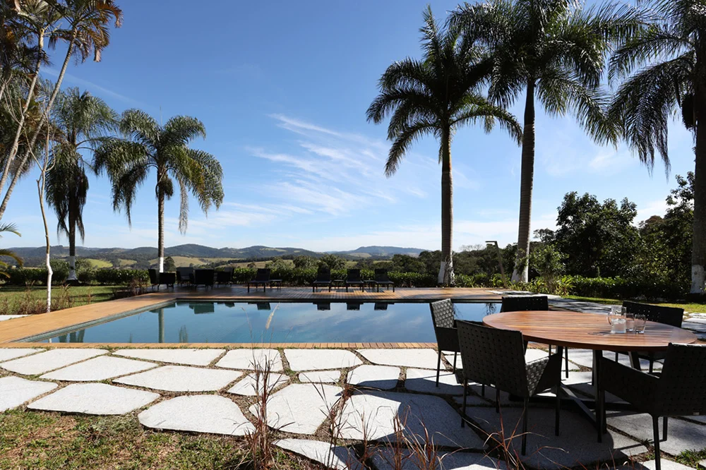   Com mais de 40 anos, essa casa de campo ganha fachada, interiores e paisagismo contemporâneos. 