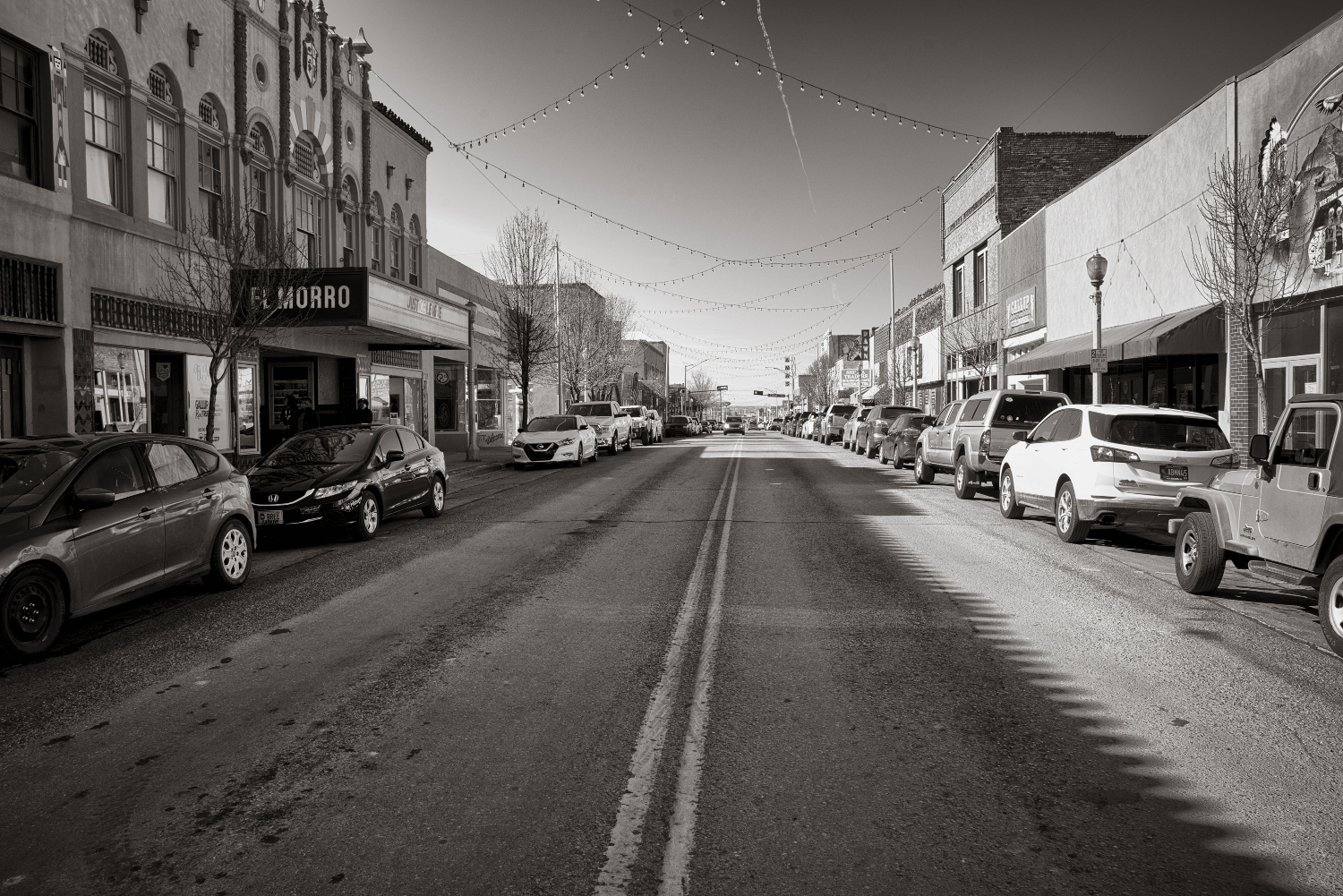 A downtown street in Gallup, population 21,700. The city is a narrow strip of McKinley County, surrounded by the Navajo Nation . Don Usner / Searchlight New Mexico.