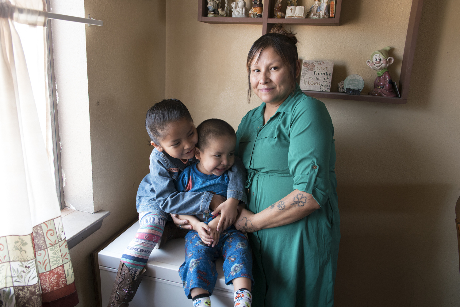 Kadence, Nicholas and Lisa Lee at home . Don Usner / Searchlight New Mexico.