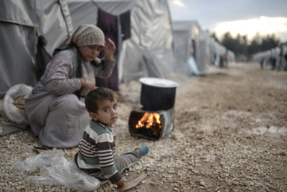 Syrian refugee families living in tent in Sanliurfa, Turkey. October 2015. (File photo)