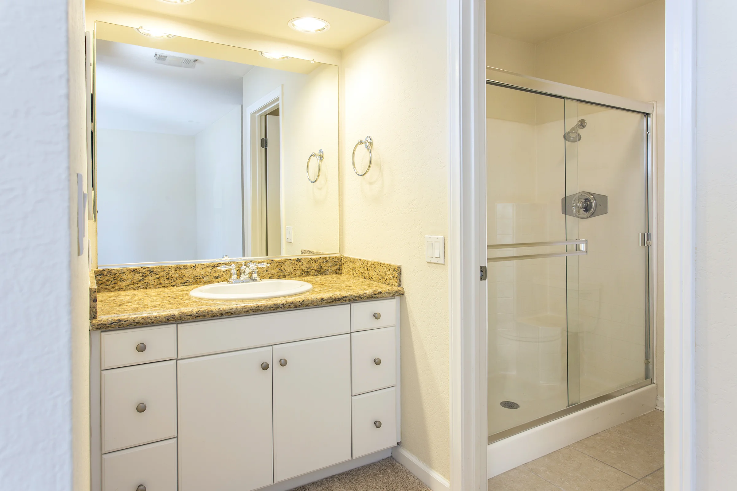 BEDROOM1_BATHROOM.jpg