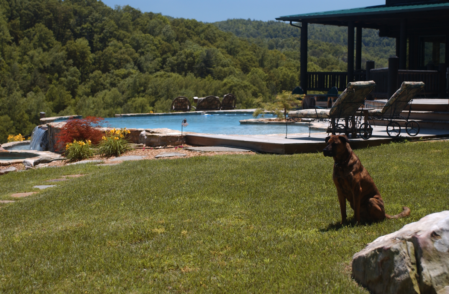 pool-with-mountains.png