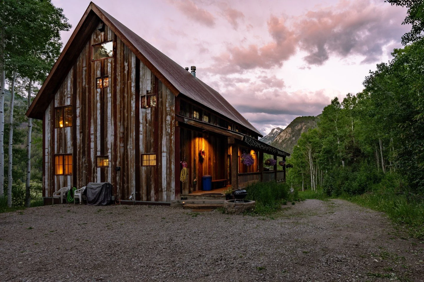 Gorgeous #mountain #cabin #airbnb in Marble, CO. Bring your family and friends, there's #homemade #pizza on the menu!

#coloradovacation #vacationrentals #luxurylifestyle #colorado