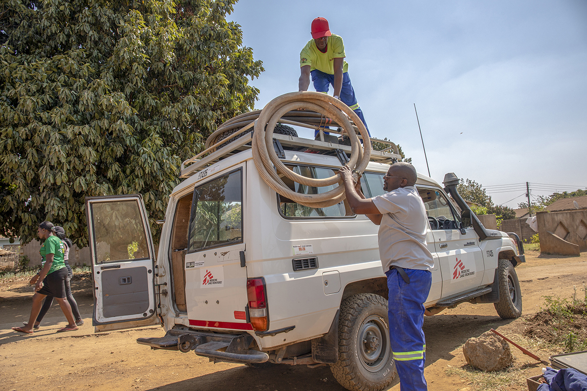 MSF team members offload pipes to start the process of diagnosing the health of a borehole. Boreholes are the main source of drinking water in the outbreak prone area. - For Médecins Sans Frontières