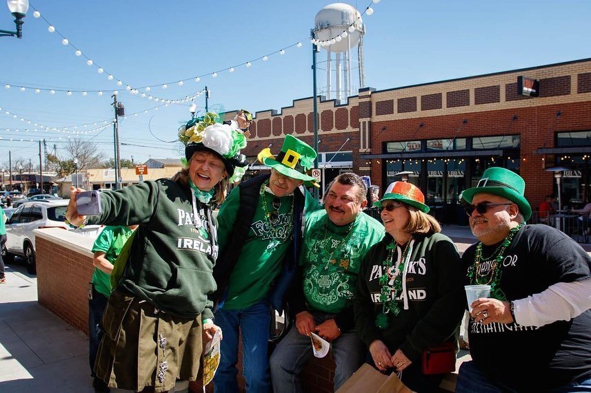 🍻 GIVEAWAY! 🍻
We are giving away TWO tickets to the @mckinneystpats Beer Walk!
The Beer Walk is happening Saturday, March 11th from 11:00 to 6:00! 

You&rsquo;ll sip and stroll through the streets of @DowntownMckinney tasting craft beers! 🍻💚

HOW