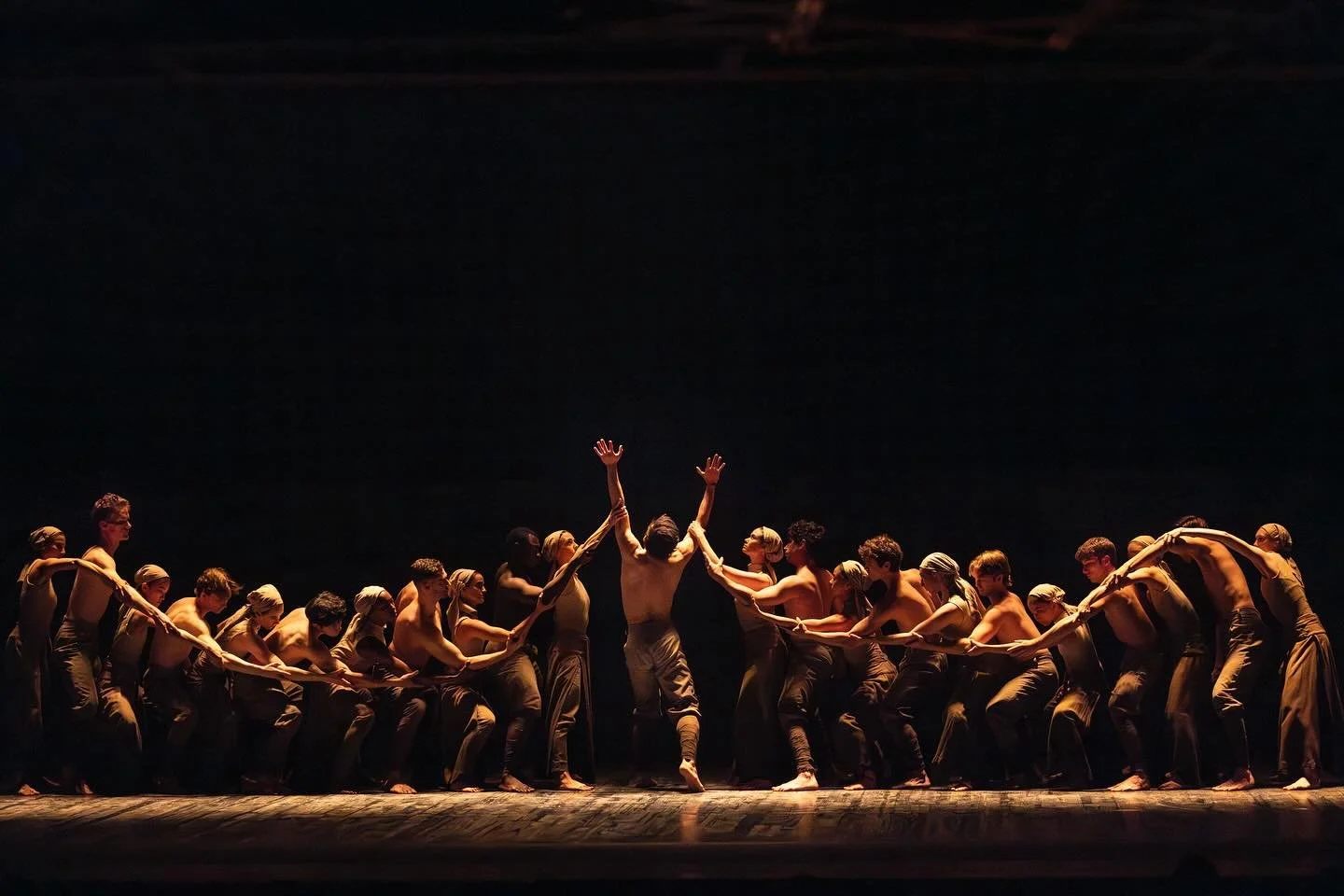 Fall for Dance 2025 opening night for @nytimes 
:
Akram Khan/San Francisco Ballet &ndash; Dust (1,4,5)
Jamar Roberts &ndash; Dance Is A Mother (2,3,6)
:
@lauraoneillnyc 🙏🏼
@jamarrobertsofficial 🩵