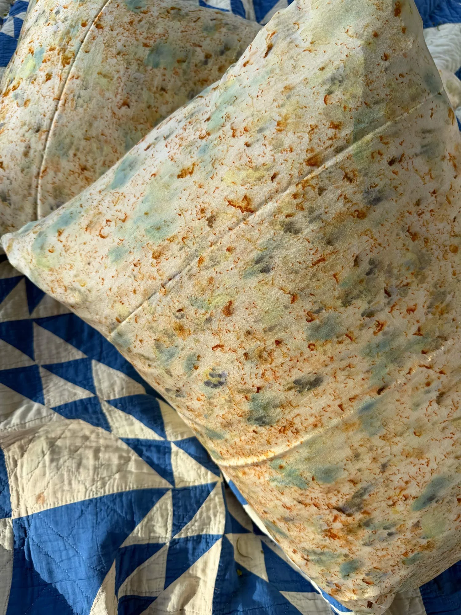 Botanically-dyed-silk-pillowcase-wilder-set-maui-02.jpg