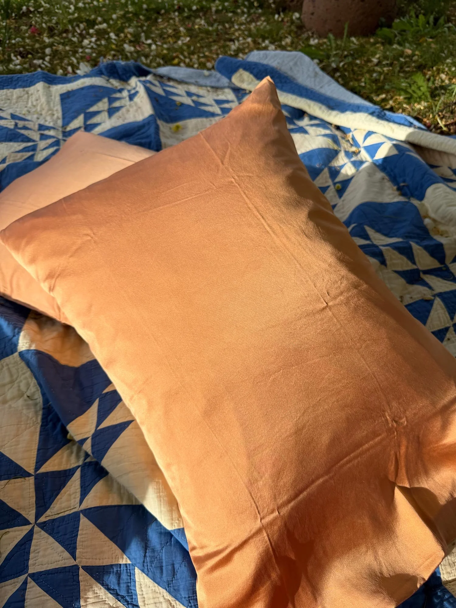 Botanically-dyed-silk-pillowcase-rose-gold-set-maui-01.jpg