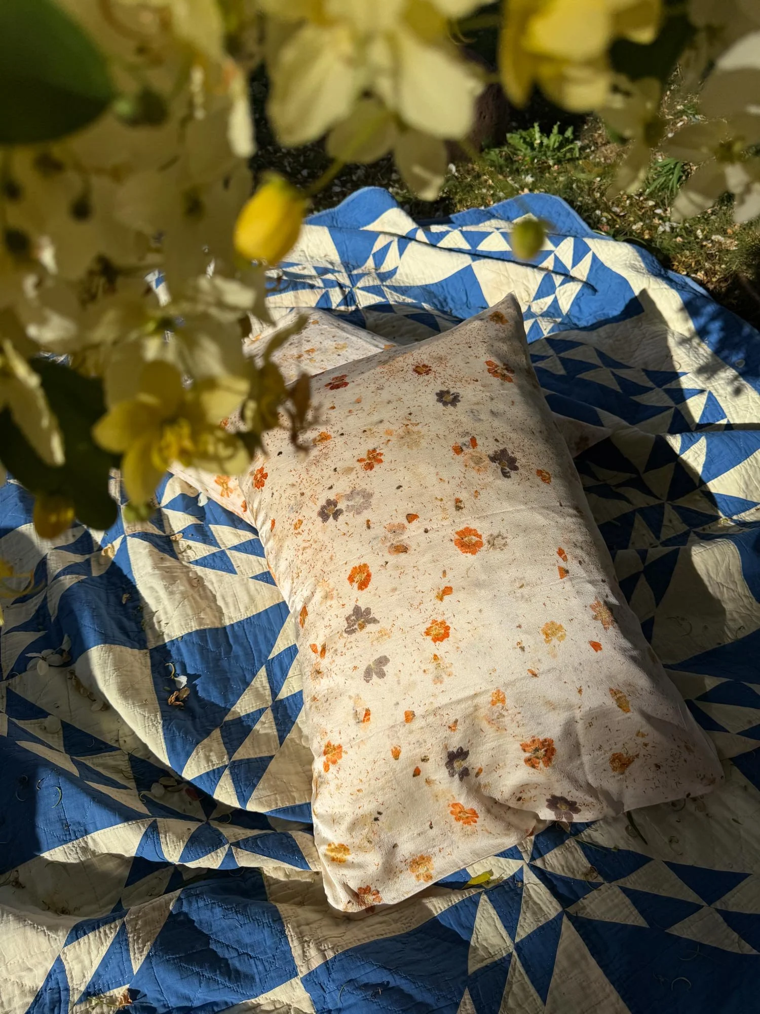 Botanically-dyed-silk-pillowcase-summers-end-set-maui-02.jpg