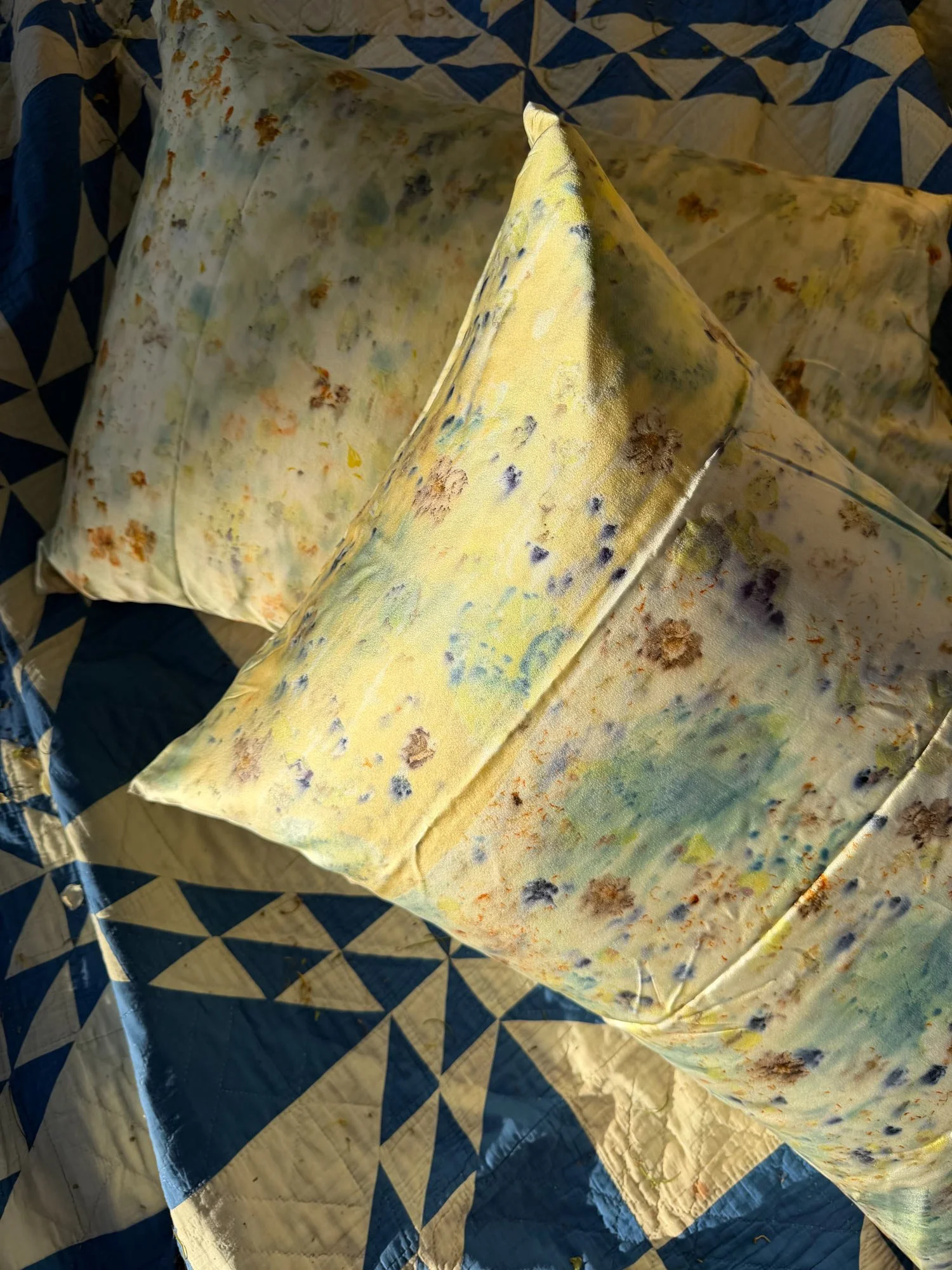 Botanically-dyed-silk-pillowcase-touch-of--gold-set-maui-02.jpg