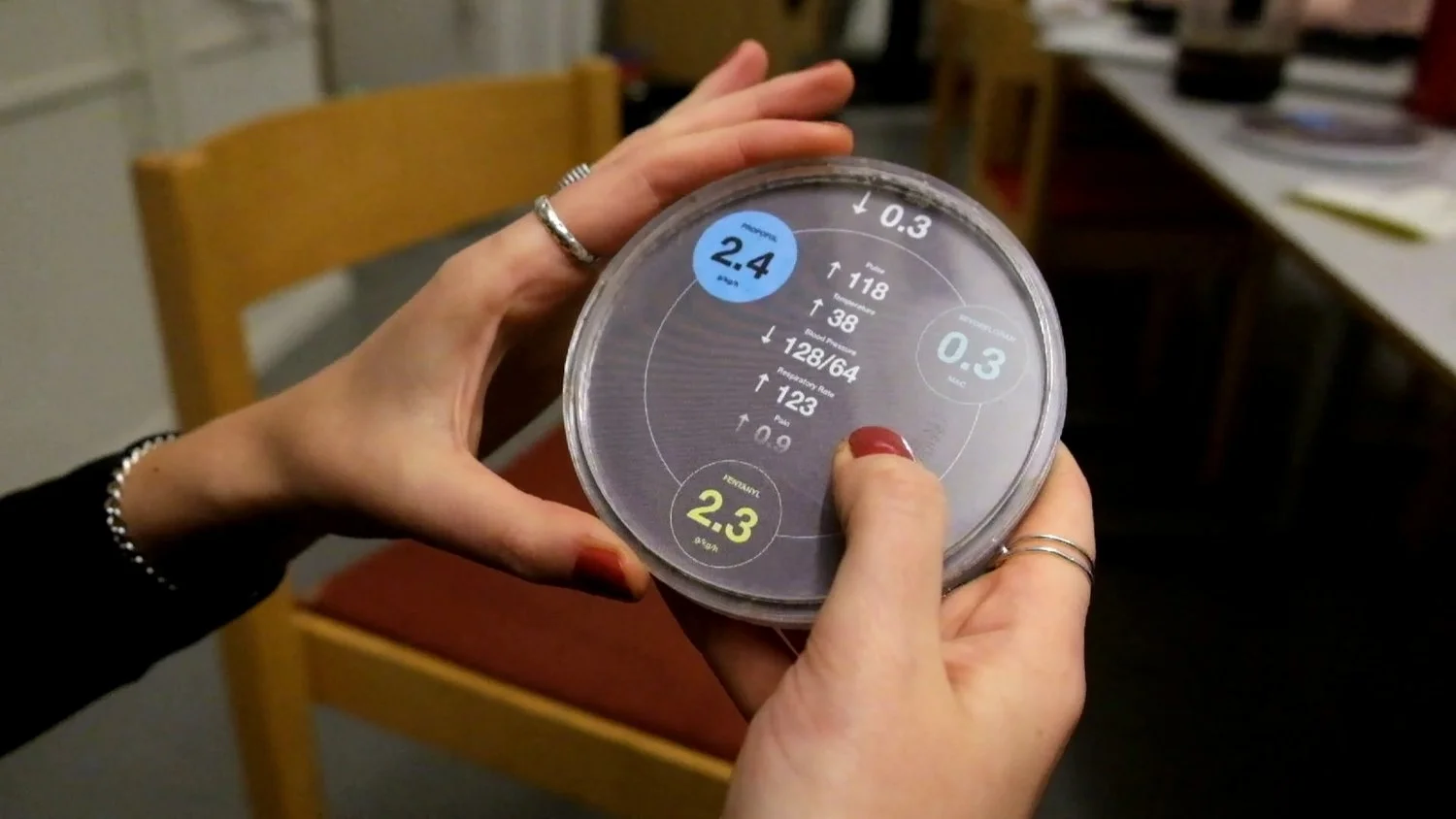 Testing interactions with sandbox: We tested different interactions with focus on the tactile feeling of precision. It was important for us to make the product easy to navigate in between the different values and parameters, as well as holding the device comfortably in your hand at the same time.