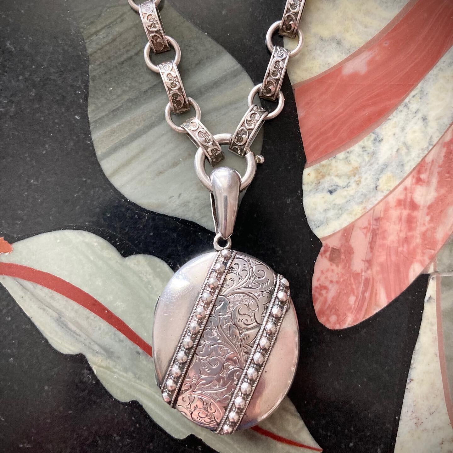 A beautiful Victorian Sterling Locket on Bookchain necklace.. Hope these smoky days blow away soon. #antquejewellery #victorianjewellery #bookchain #victoriansilver #antquedealersofinstagram #canadianantiques #antiquefindsbygoldfinch #antiquejewelry 