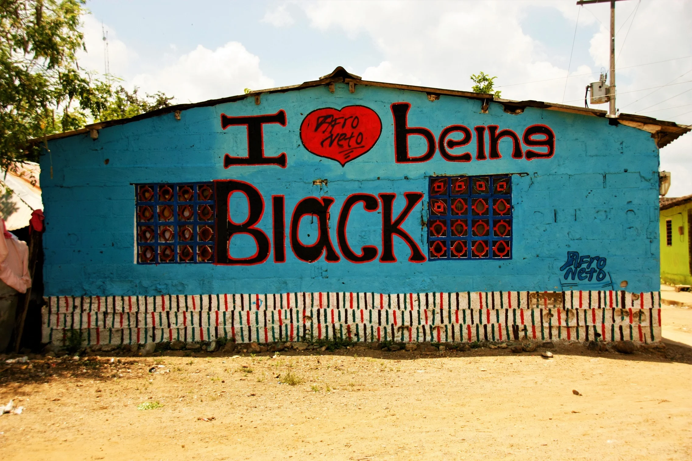 Mural-con-la-frase-Amo-ser-negro-en-San-Basilio-de-Palenque.jpg