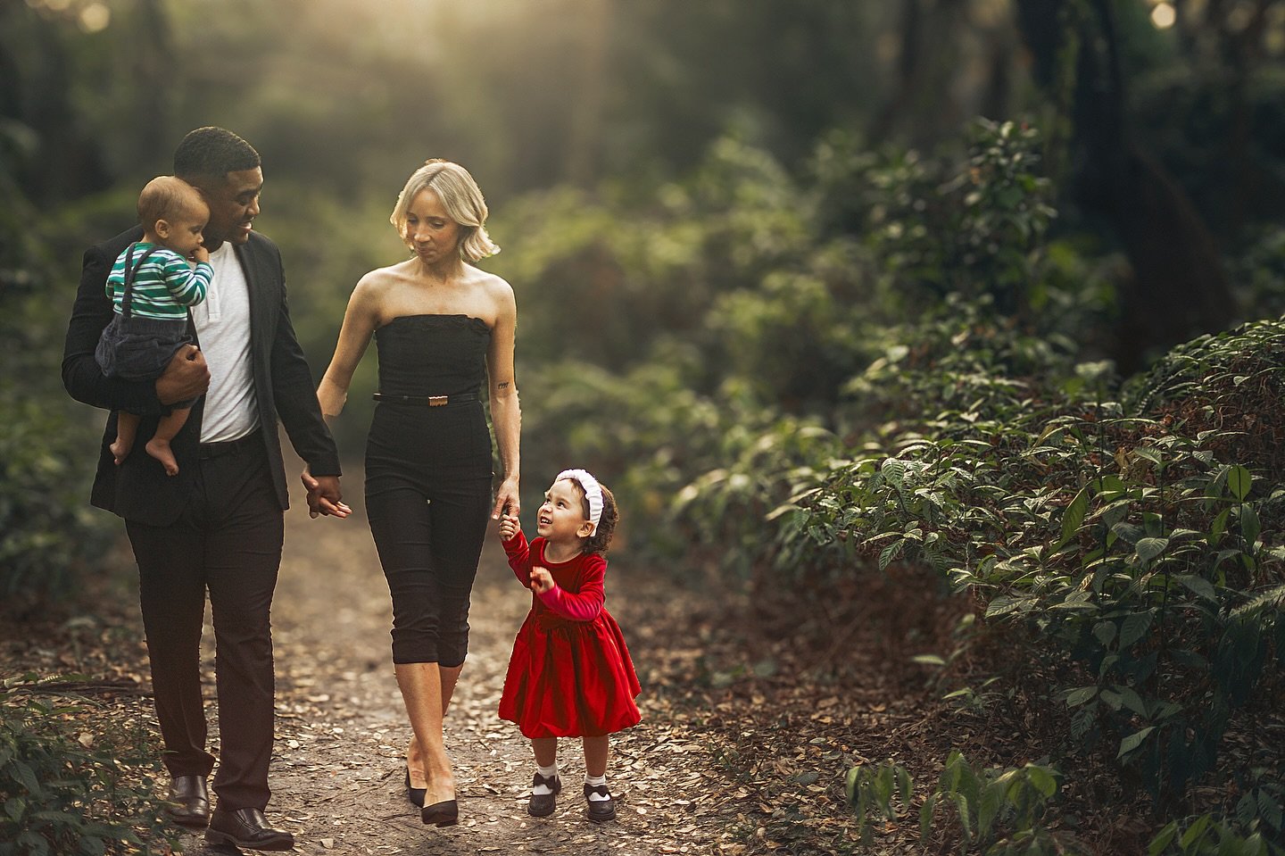 This holiday season give the gift of memories beautifully crafted. DM us to purchase gift certificates for family sessions and more. 
For a limited time receive a free gift when you purchase a gift session!