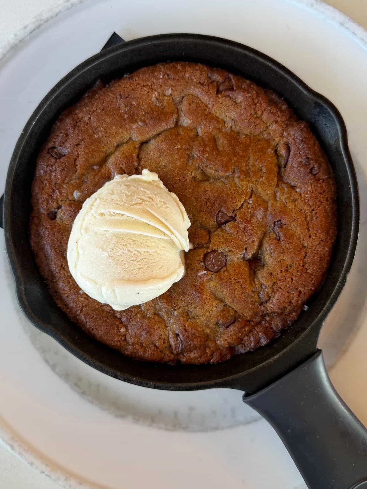 Never not room for a cast iron cookie! 

 @lodgecastiron 🍪