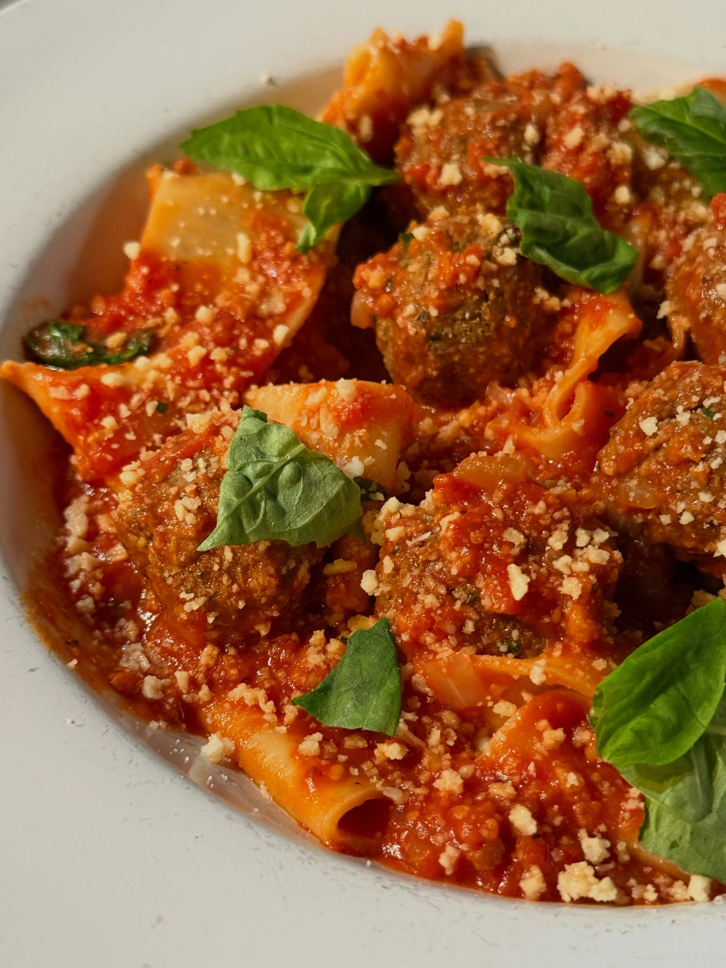 PAPPARDELLE BOLOGNESE
Handmade pappardelle, classic Italian/American meatballs, sausage &amp; tomato sugo, parmesan, basil
#vegancomfortfood