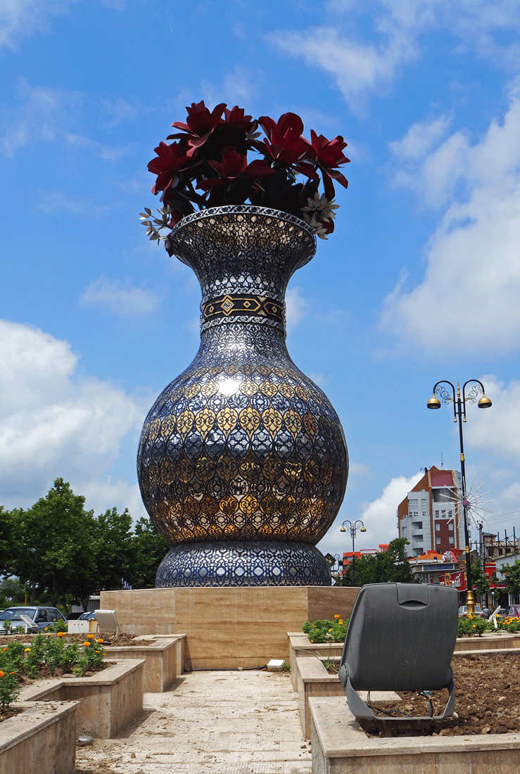 Many of the round abouts (and there are many and traffic lights few) have decorations in the middle. This was one of the more elaborate.