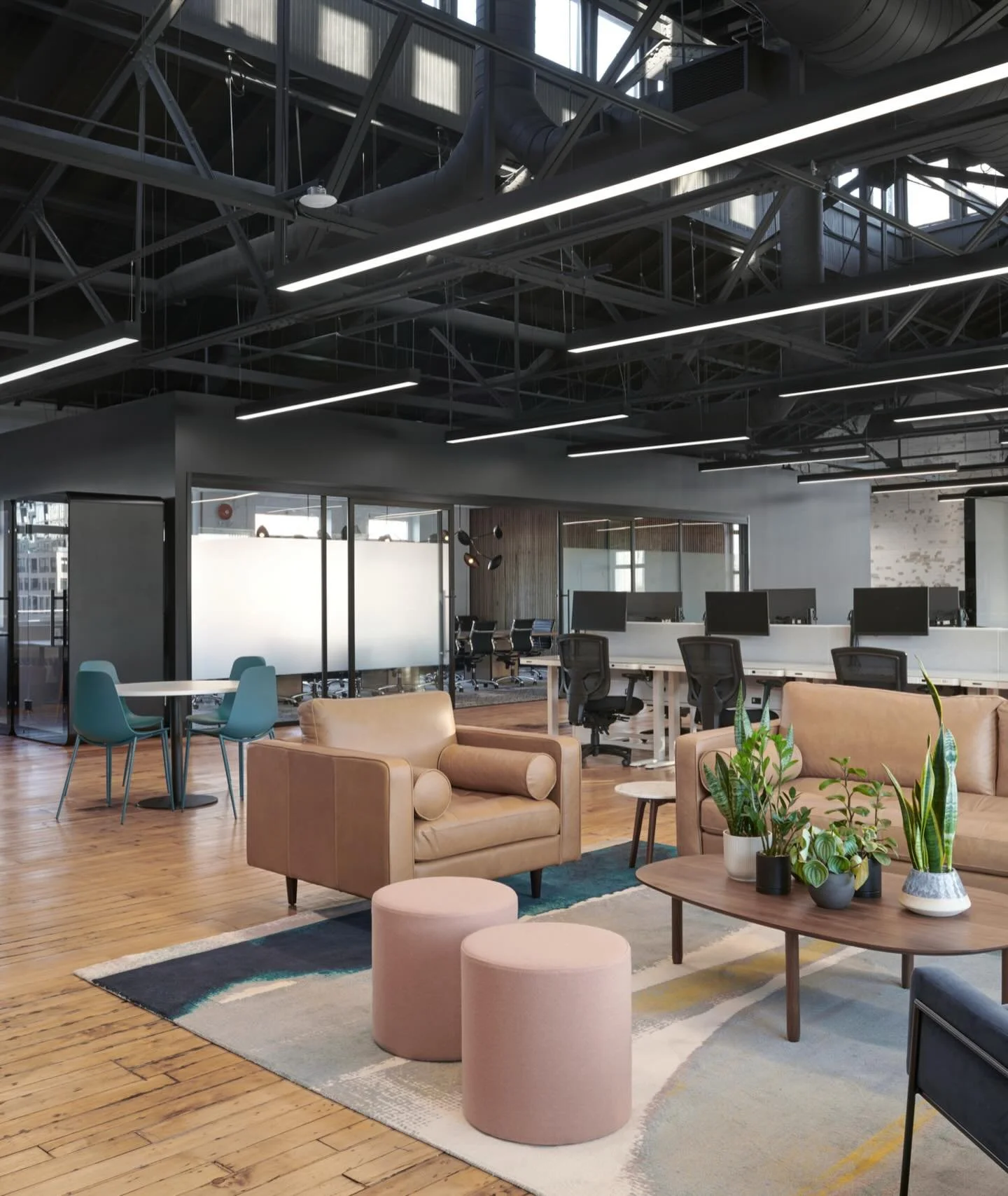 A clearer view of @isaacoperations bold black ceiling, with extra high clerestory windows. We contrasted the architectural look with some playful and welcoming furnishings for the entry lounge.
📷 by @stephanibuchmanphoto