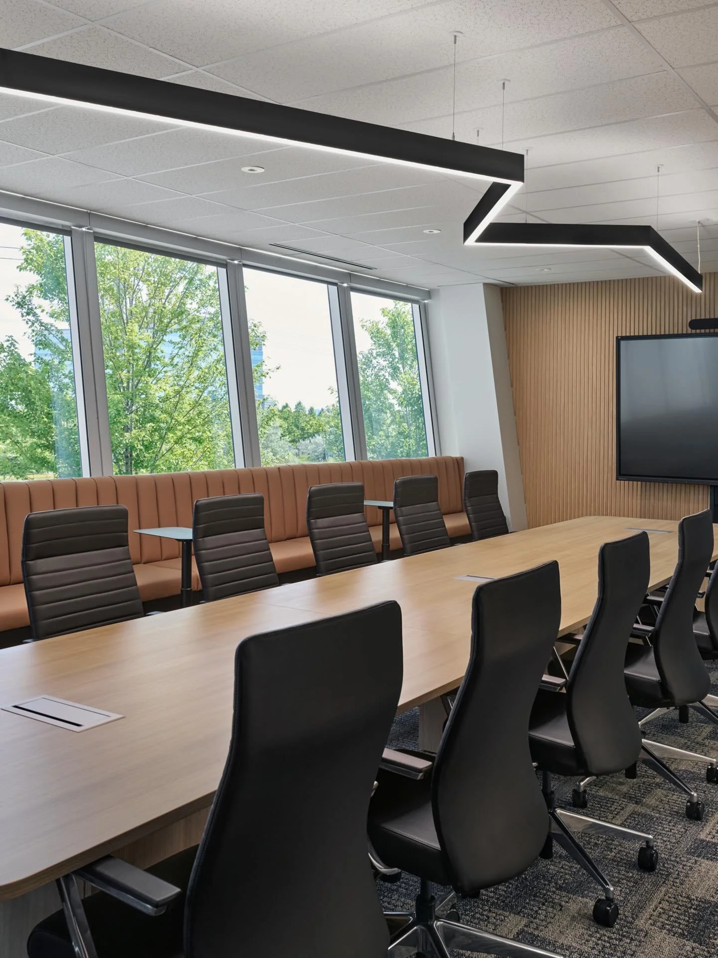 Our renovation for Just Energy saw a blend of new construction and cosmetic upgrades. The boardroom received fully updated furniture, including a banquet for large meeting spillover seats, and upgraded finishes such as acoustic wood slats.
After 📷 b