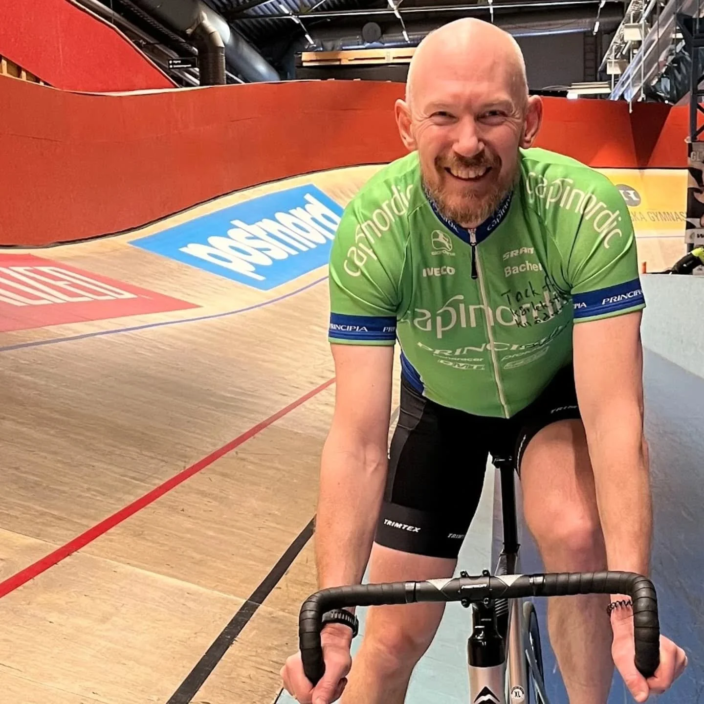 Gl&ouml;mde cykeltr&ouml;jan till dagens pass p&aring; @velodromen_falun men blev s&aring; h&auml;r glad n&auml;r jag 1) hittade en tr&ouml;ja h&auml;ngandes d&auml;r som jag donerat f&ouml;r 15 &aring;r sedan och 2) fortfarande kunde ha den 😝