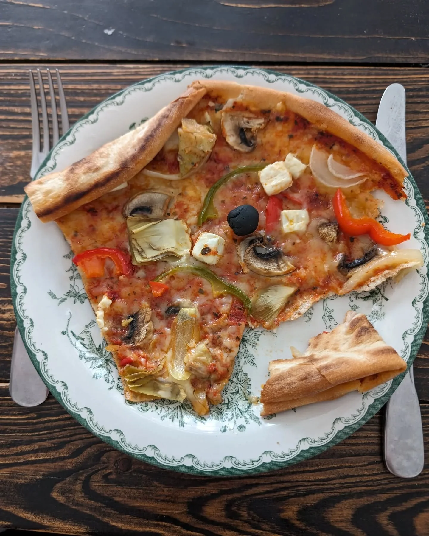 Pappan t&auml;nker &quot;hur har den d&auml;r oliven hamnat p&aring; bordet bredvid 🍕?&quot; och ska precis ta en tugga.

Majvor: Men pappa, &Auml;T INTE MIN PLAY-DOH 😡

Pappa: 🤨🤯🫣🤣