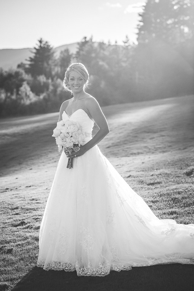NH Wedding Photographer: bride with bouquet black and white