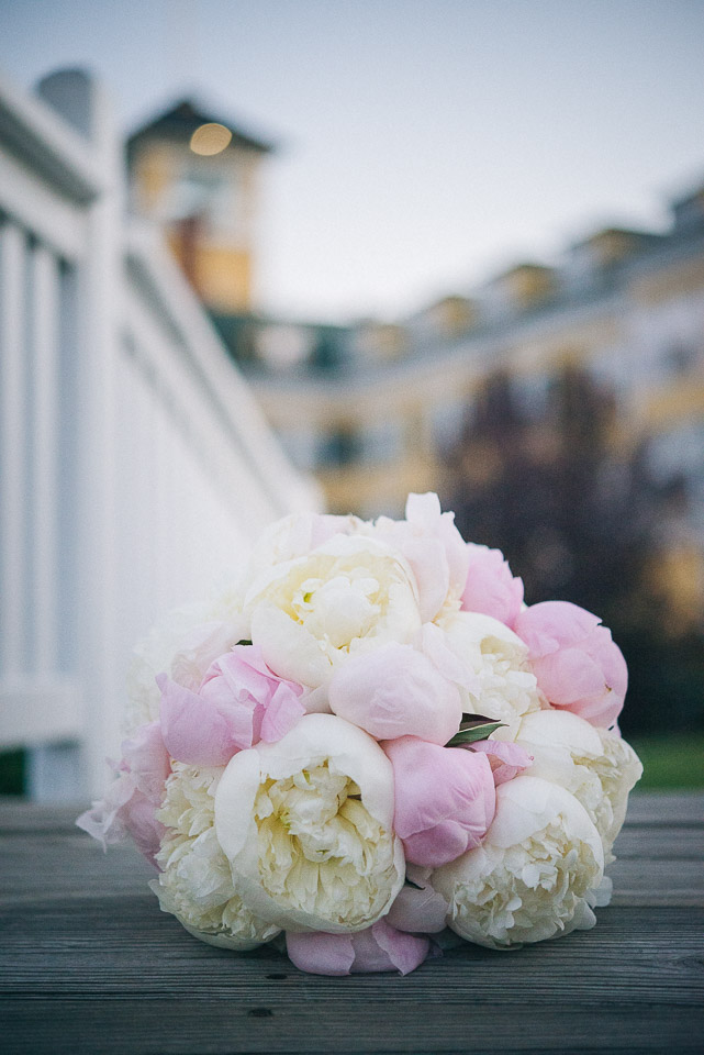 NH Wedding Photographer: bouquet on bridge