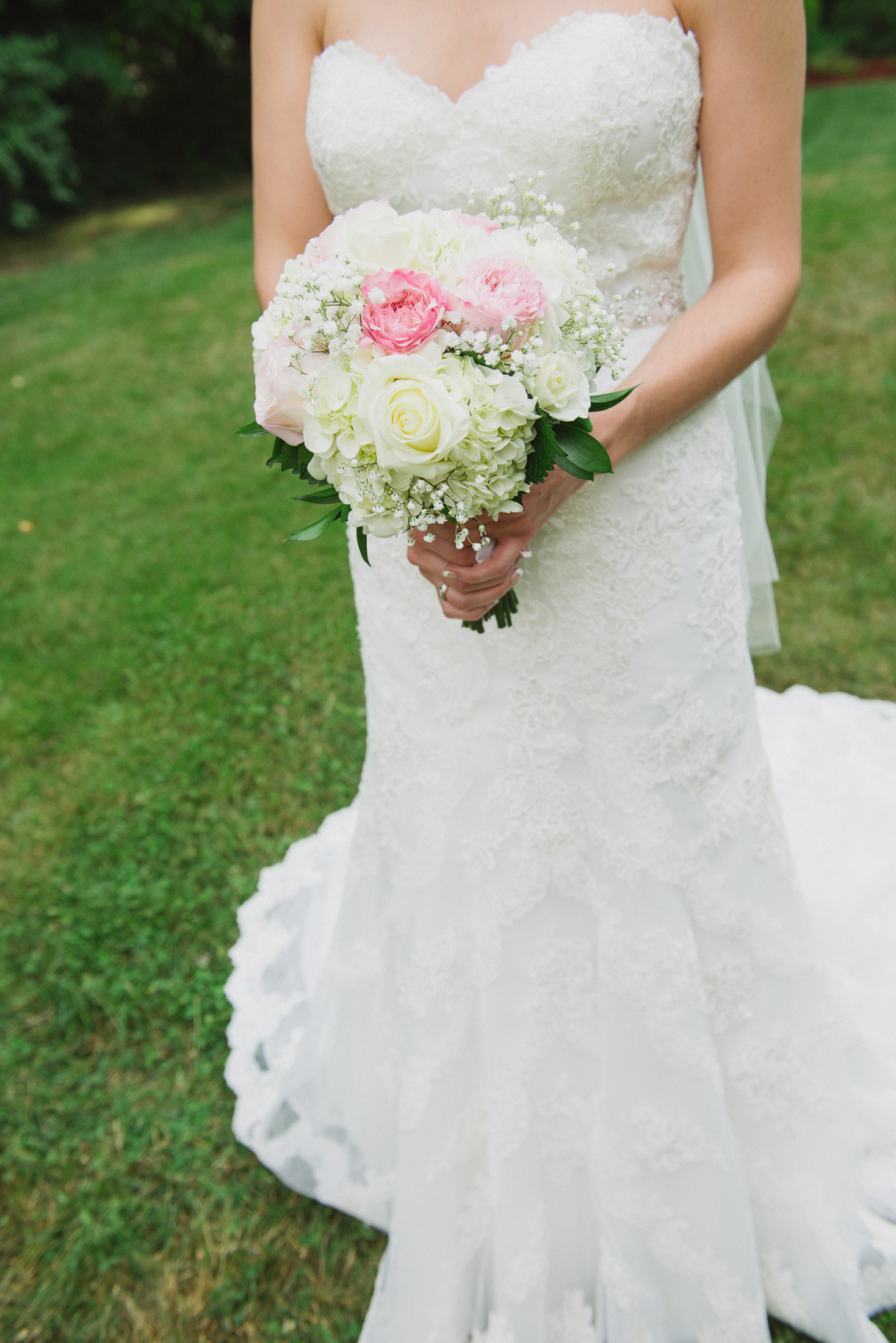 NH Wedding Photographer: bride holding bouquet