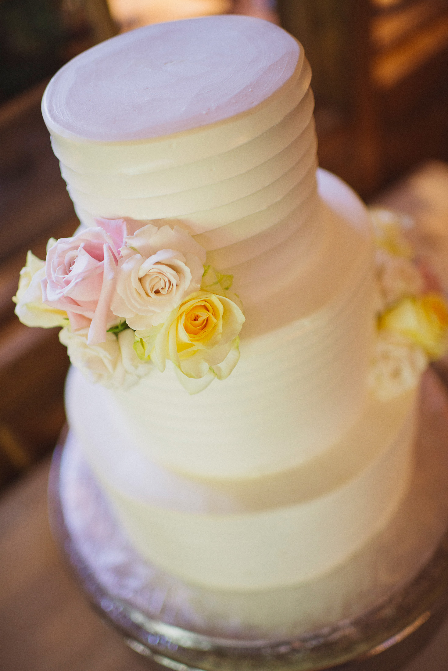 NH Wedding Photographer: wedding cake in Bedford 