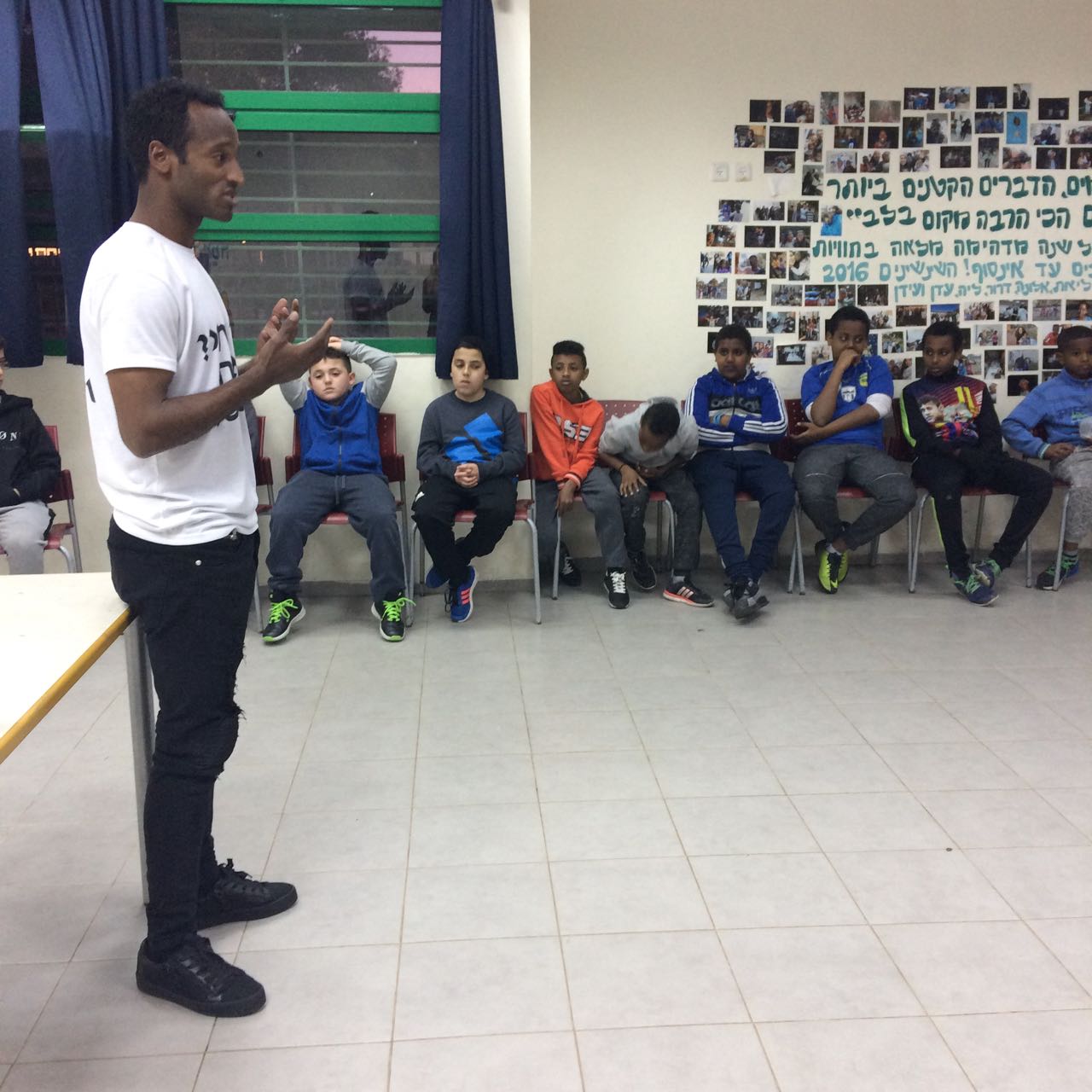 "Never be ashamed in your origin". Taga speaking with the kids (Imaye Taga’s archive)