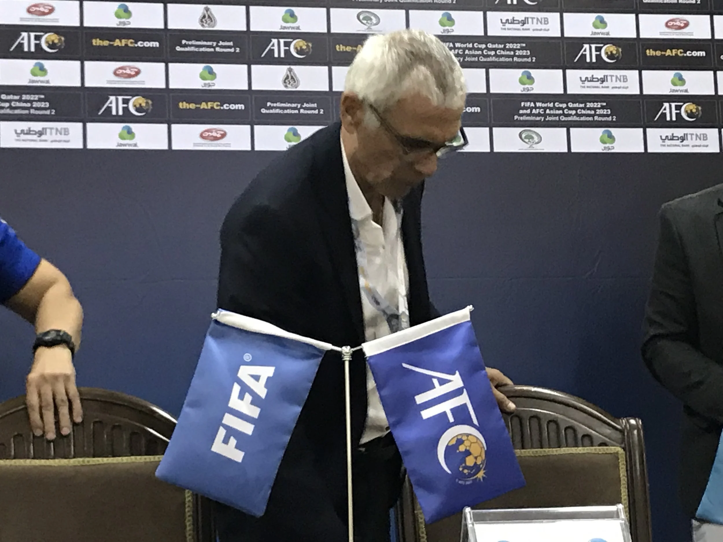Cliches and embarrassment. Héctor Cúper at the press confrence after the loss to Palestine (BabaGol)