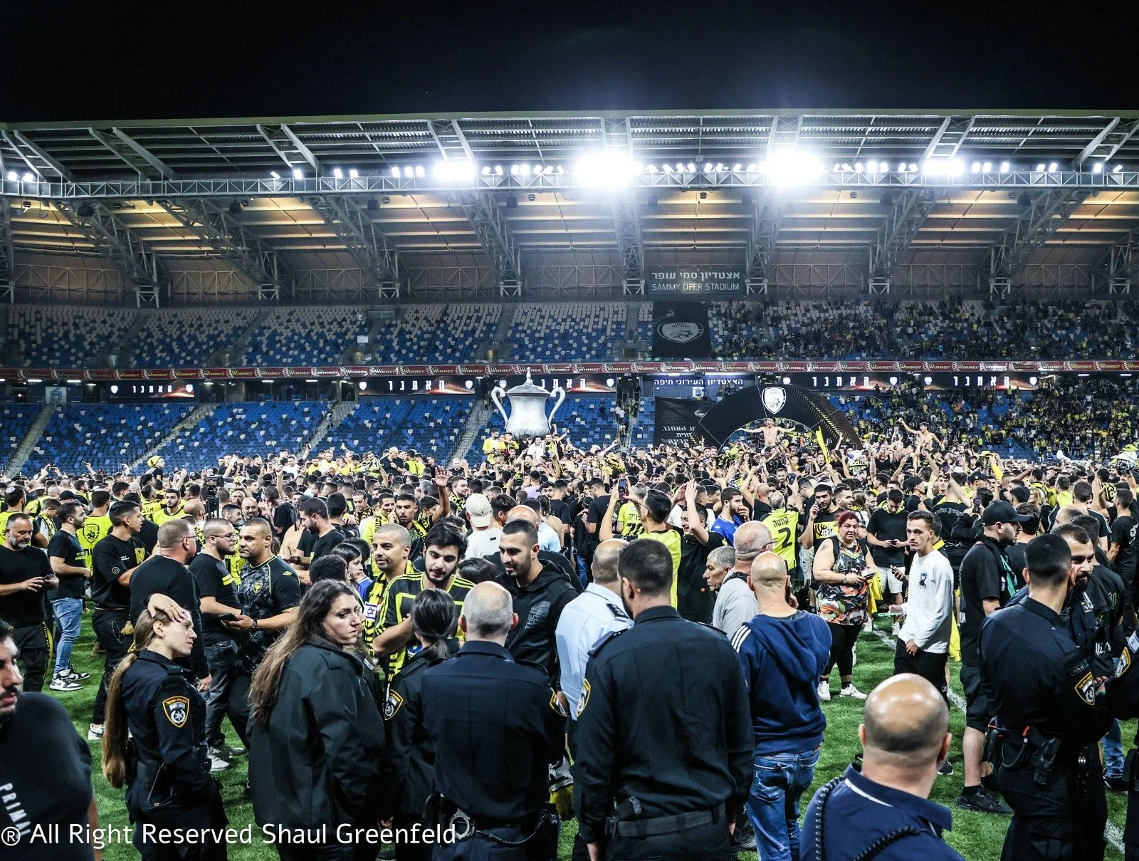 Pitch invasion after Beitar Jerusalem win Israel State Cup win