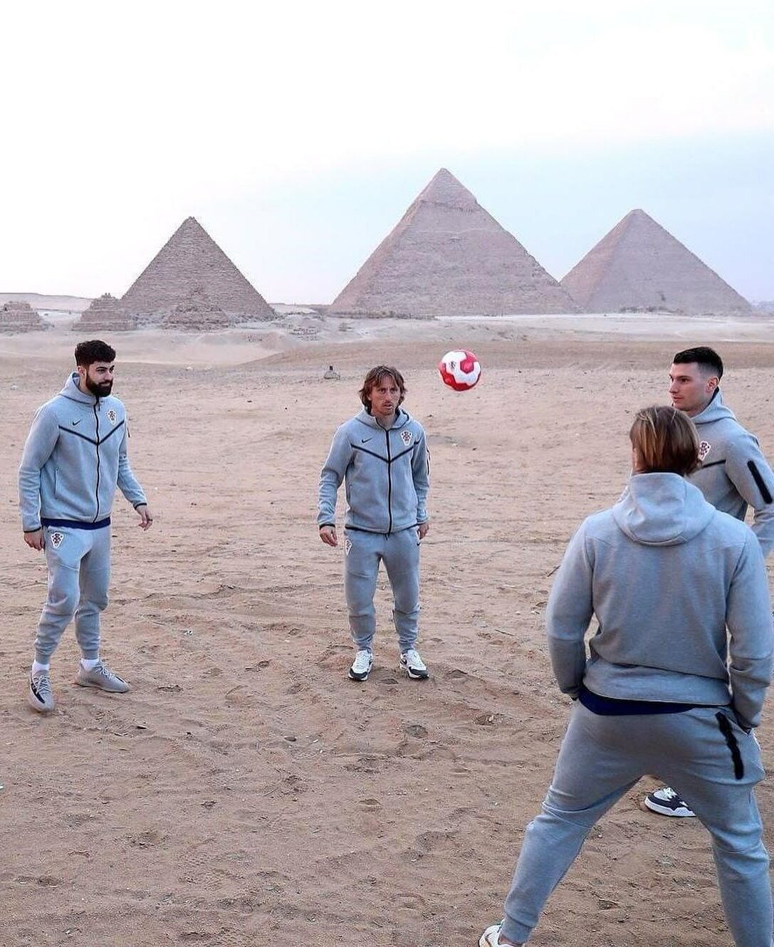 Morning kippy-uppy by the pyramids for Modrić and co. 🇭🇷🇪🇬

#Egypt #FIFASeries #Croatia