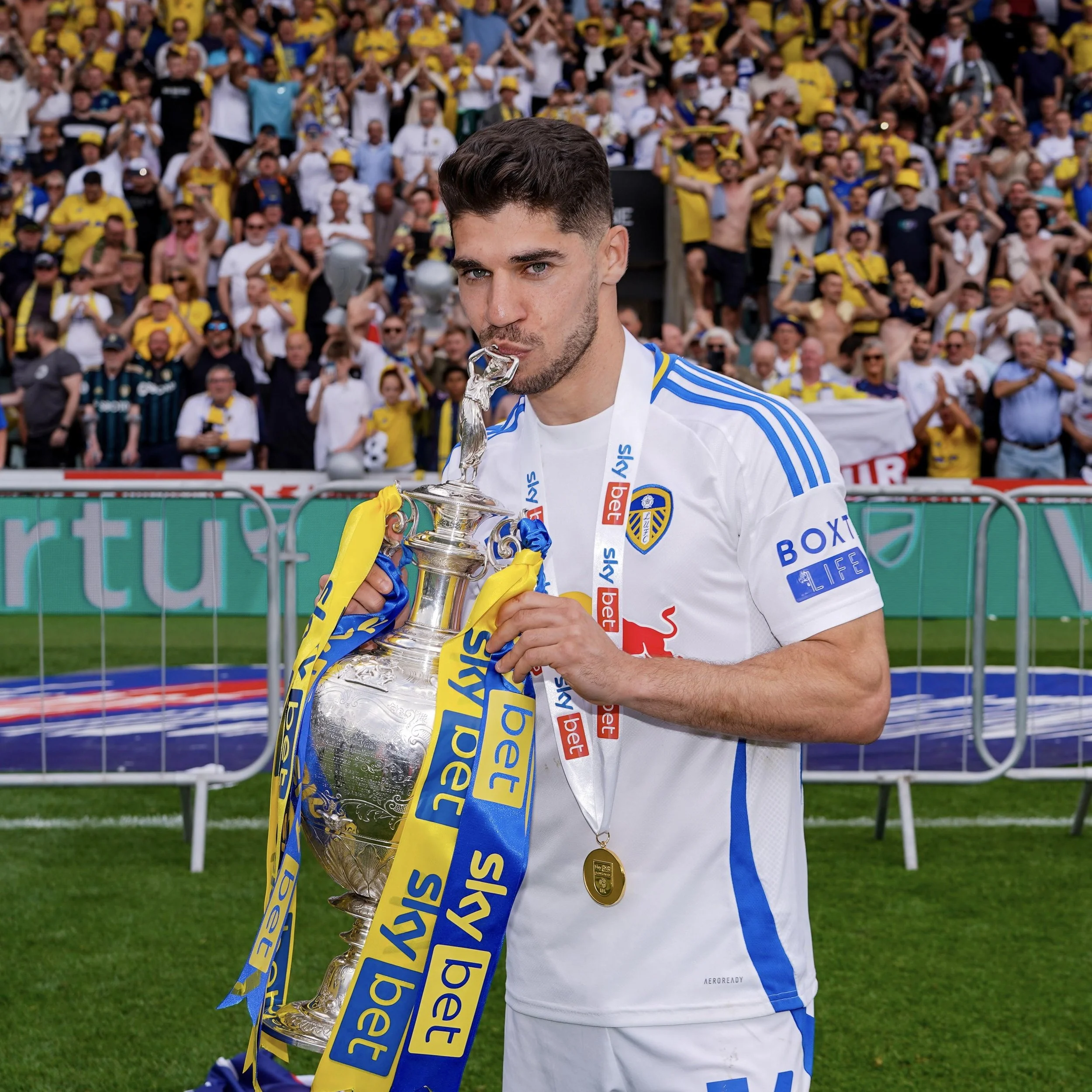 Manor Solomon Leads Leeds Back to Premier League