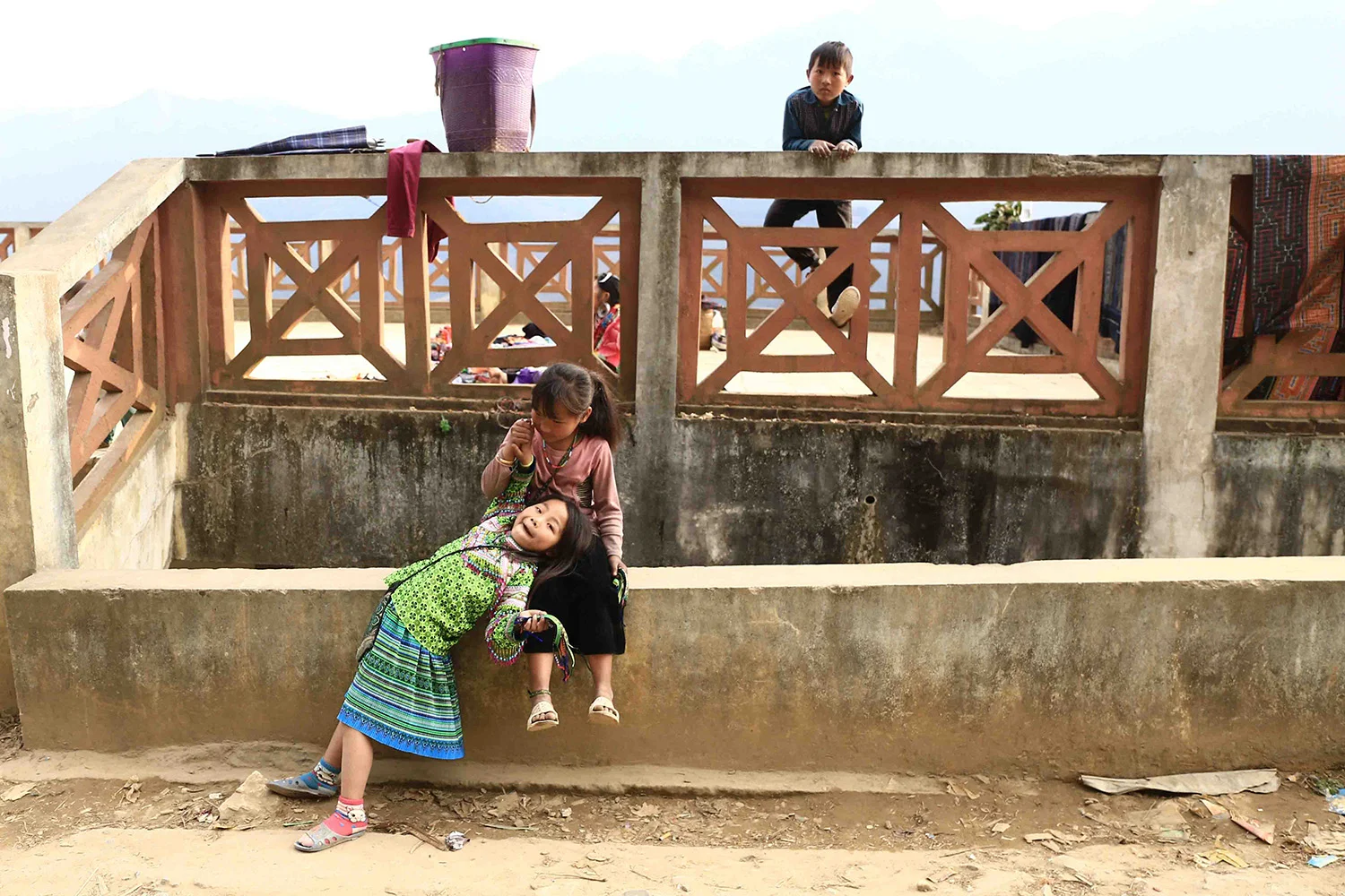 Trẻ em đùa nghịch không sợ độ cao tí nào đâu. Góc này để các bạn dừng chân view toàn cảnh thung lungx.
