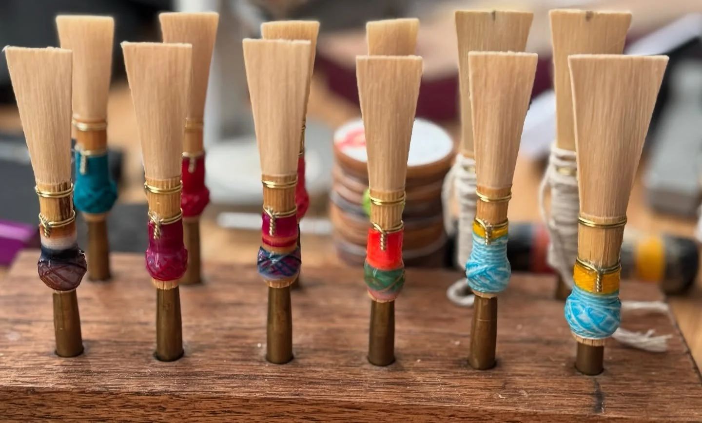 Gluing up some #endlesssummer vibes. A few assortments from the seasonal surprise collection! Espresso, Apple Cinnamon, Sideshow, Lions Pride, and&mdash;my very own creation, Oktoberfest! 
.
#bassoon #bassoonist #doublereed #fagott #reedmaking #ファゴット