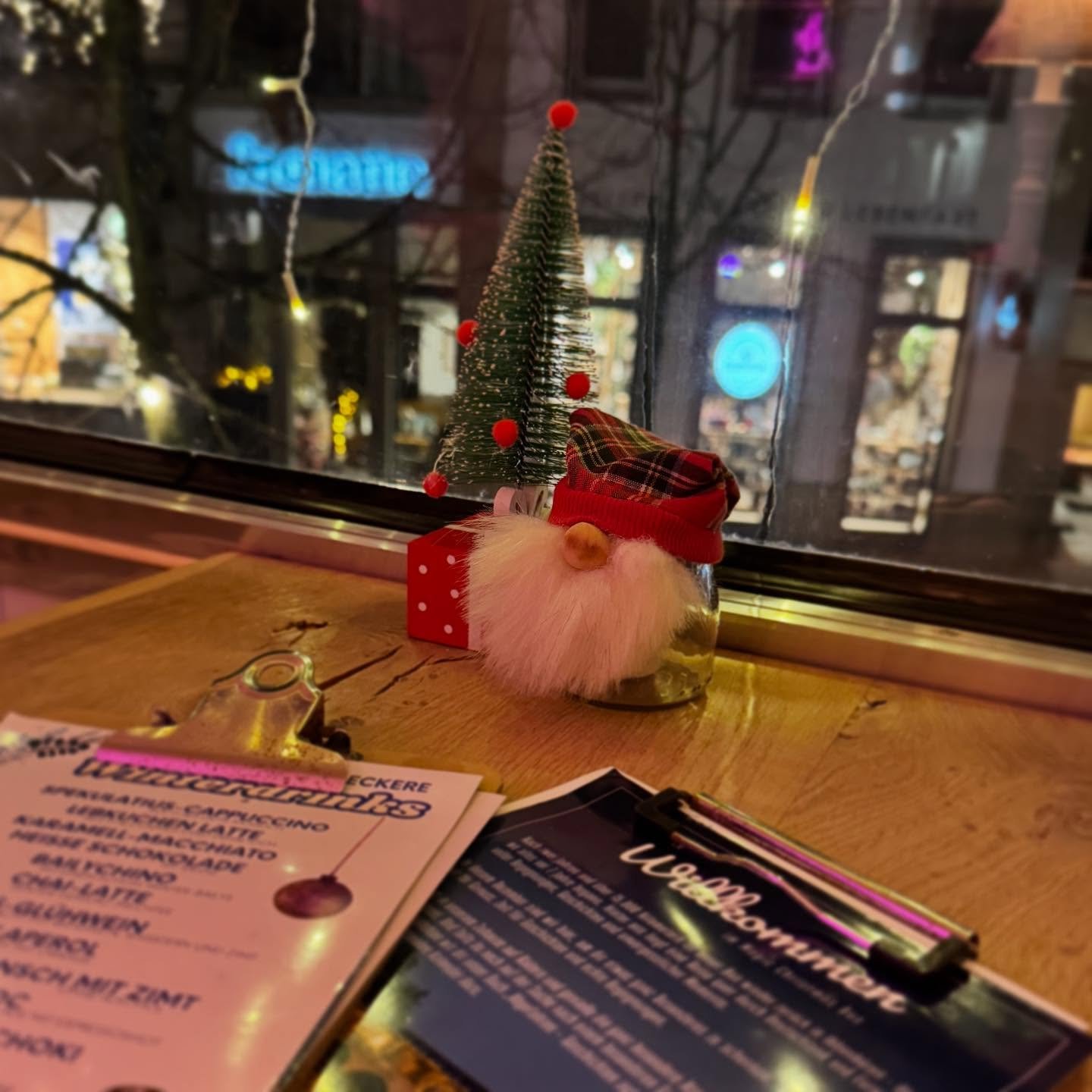 Sch&ouml;nen Advent euch. #weihnachtsmarkt #magicchristmasbus #christmastimeishere #fagottrohraufreisen