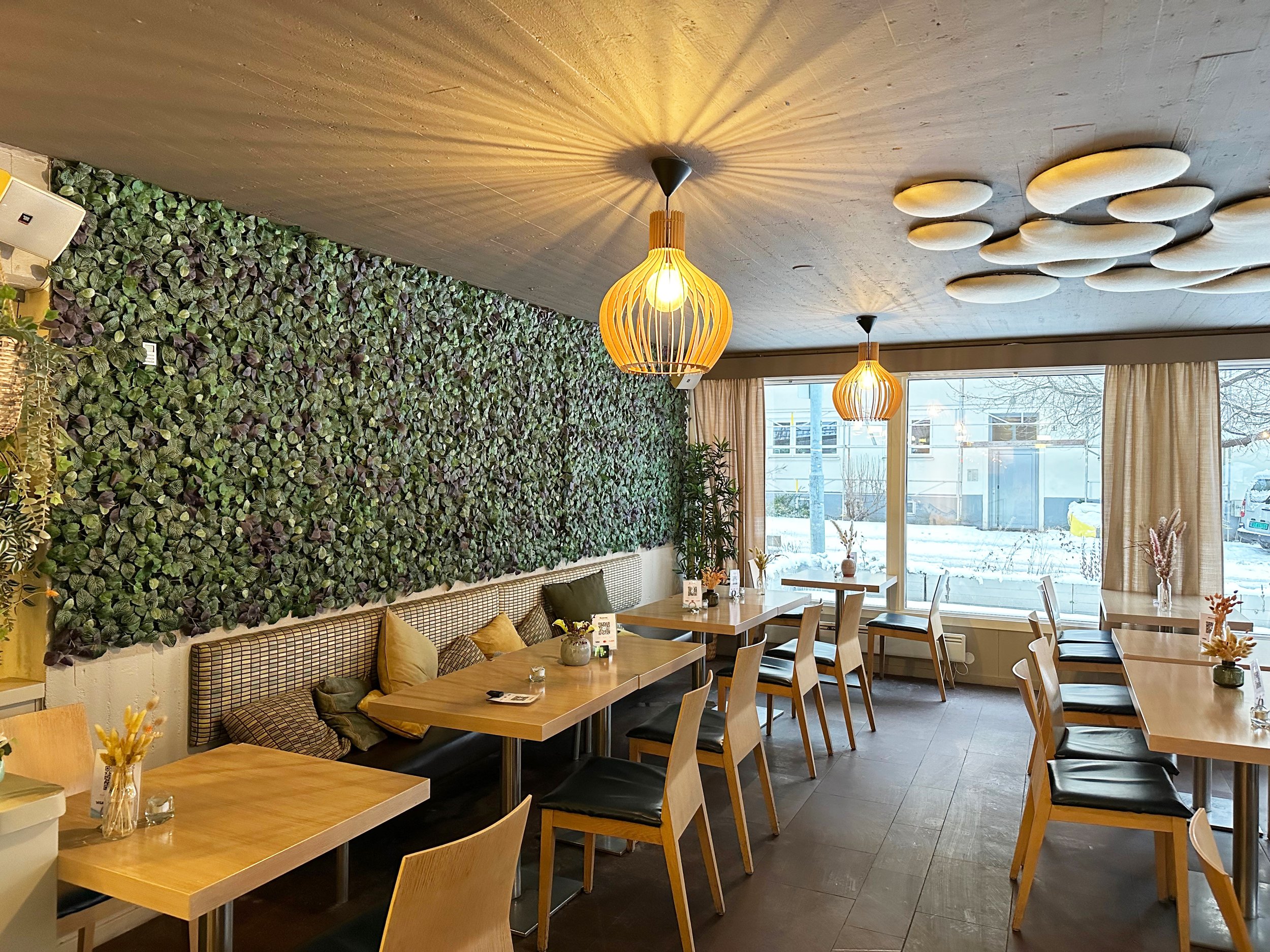 Sagene Cafe med grønn vegg.jpg