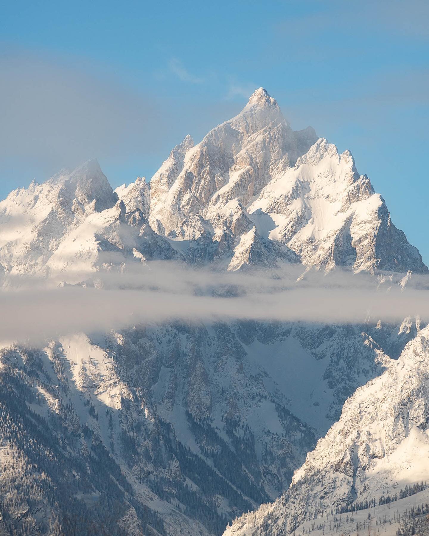 The first Capture Magic Retreat of 2023 will be January 25-29th in the Tetons! The beauty of the Tetons in the winter will take your breath away 💙 
.
Photographed with the @sigmaphoto 150-600mm Contemporary Lens at 320mm 
.
#magicinthetetons #womenc